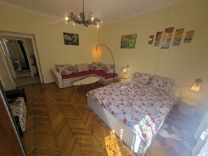 2 bedrooms, iron/ironing board, WiFi (free)
