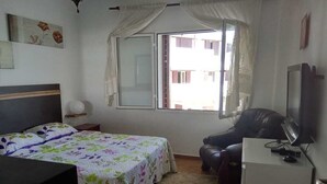 Departamento, 2 habitaciones, vista al jardín | 2 habitaciones, cortinas blackout y ropa de cama 