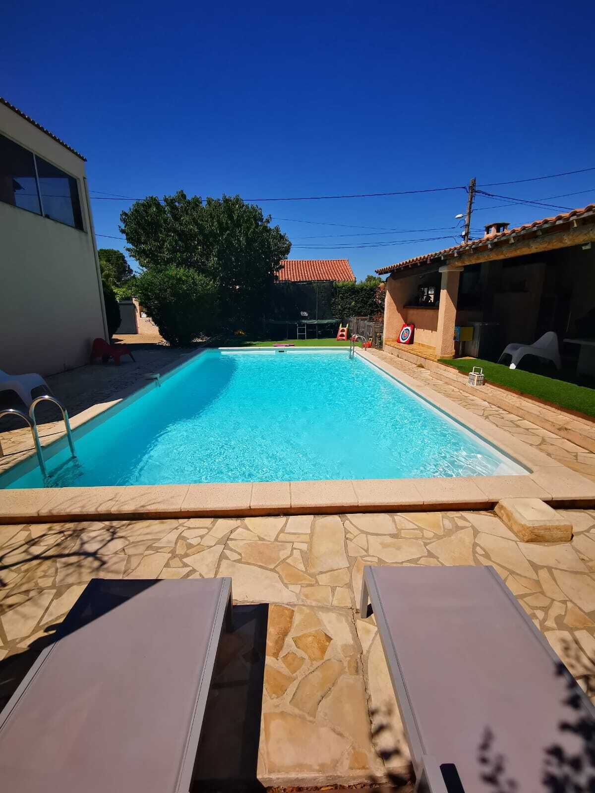 Utomhuspool och uppvärmd pool