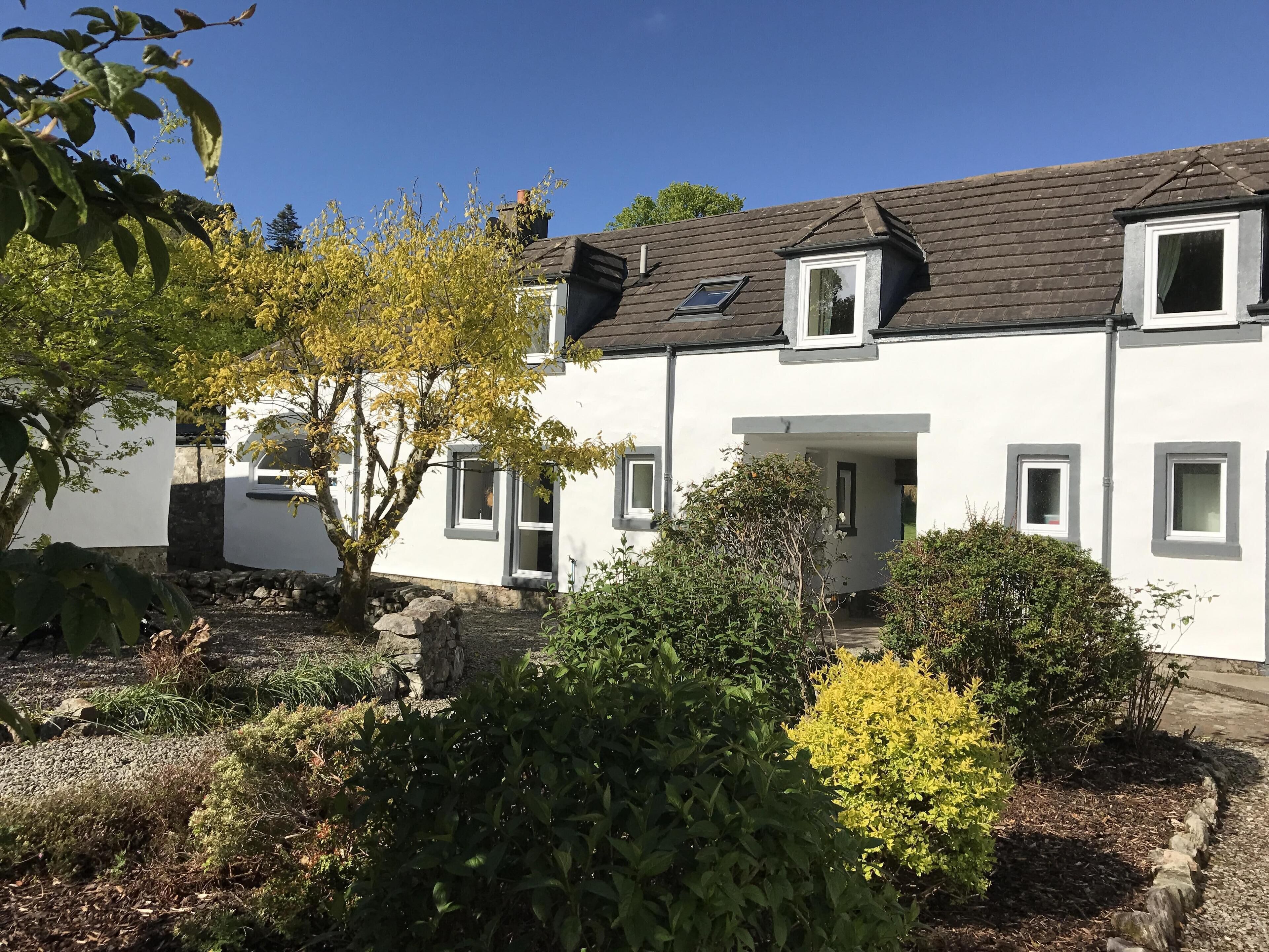 Luxury 5* 2 bed ensuite cottage, pet friendly, short walk to loch side