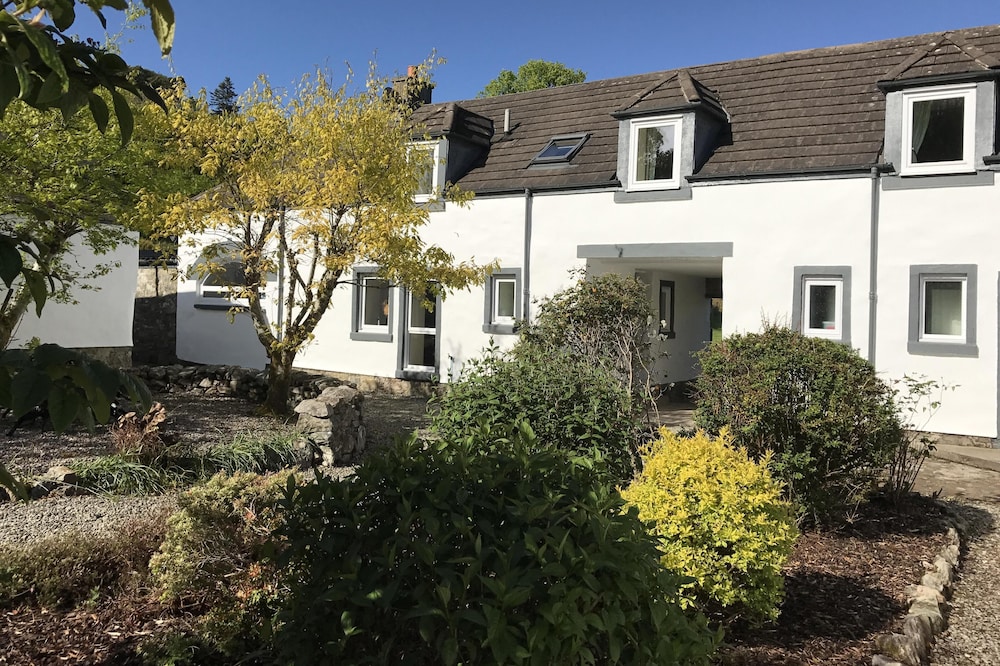 Luxury 5* 2 bed ensuite cottage, pet friendly, short walk to loch side