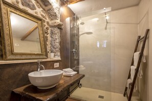 Shower, hair dryer, bidet, towels - LUXURY HISTORIC HOUSE & EXCLUSIVE TERRACE. Live the Village, Live on the Sea! (Castelsardo)