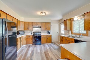 Fridge, microwave, stovetop, dishwasher - 'Roosevelt Suite' < 1 Mi to Teddy Roosevelt Park! (Medora)