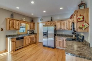 Fridge, oven, stovetop, dishwasher