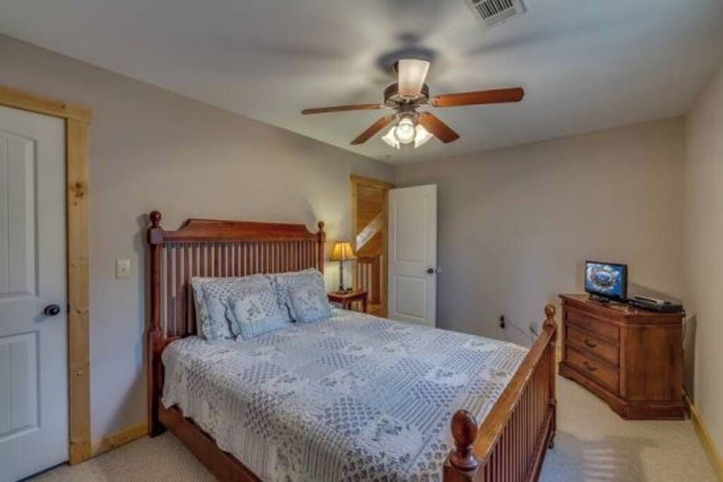 6 bedrooms, iron/ironing board, free WiFi, bed sheets