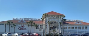 Un edificio con un letrero que indica 'James Lee Public Park' y 'The Crab Trap Seafood and Oyster Bar'.