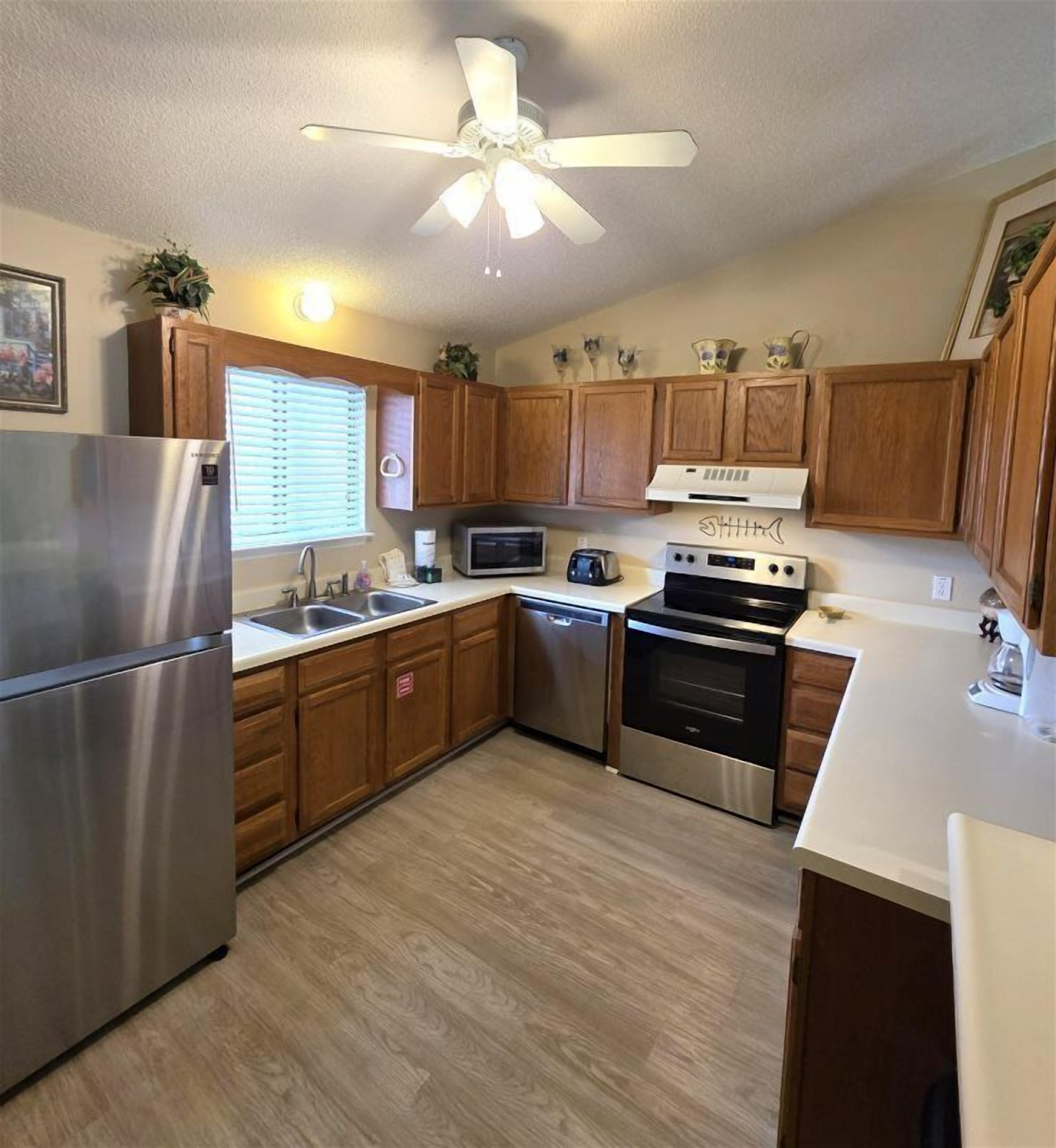 Coffee/tea maker, fridge, microwave, oven