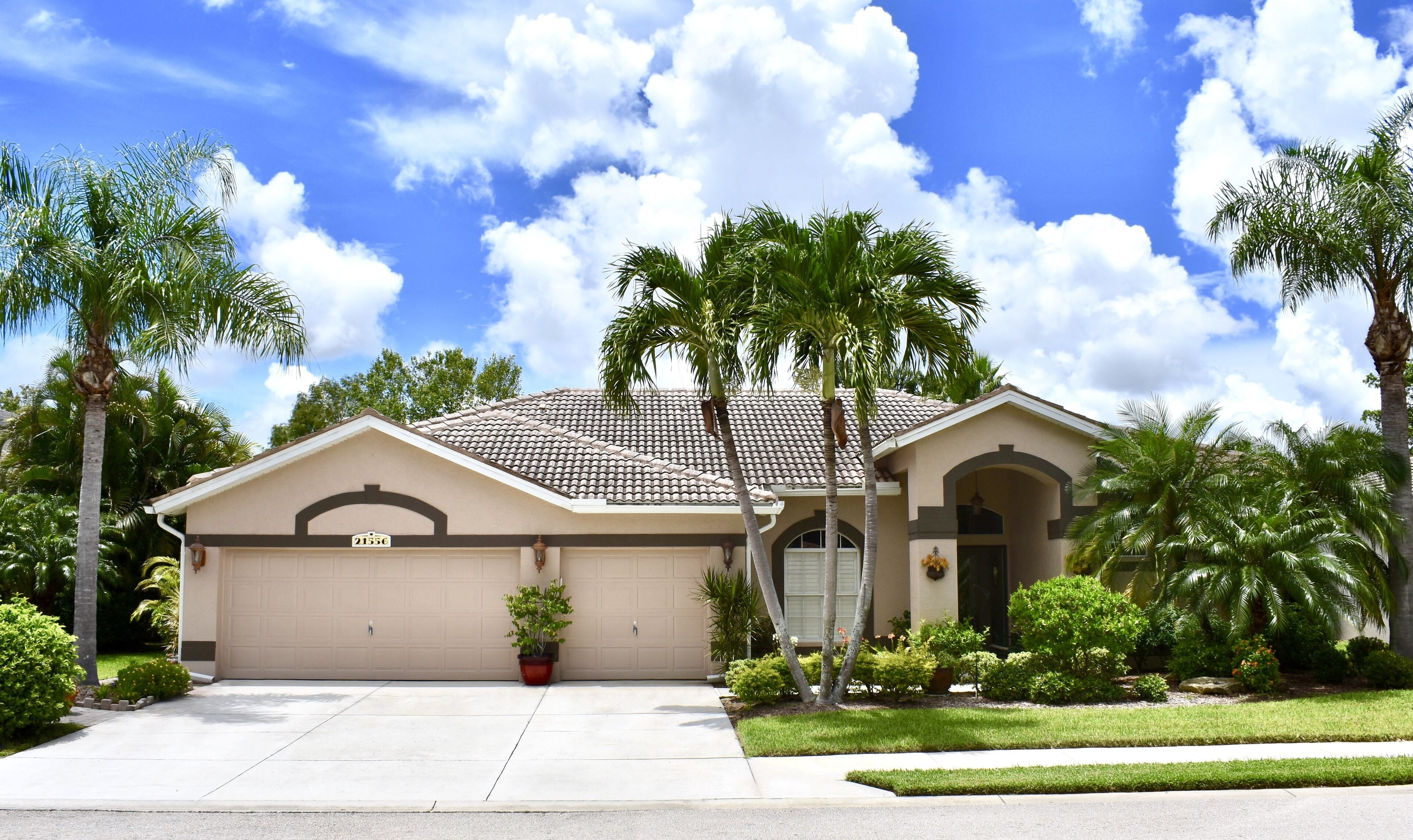 NEW LISTING: Beautiful Upscale Home in Stoneybrook 