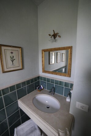 Douche, sèche-cheveux, bidet, serviettes fournies