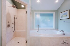 Badewanne, Haartrockner, Handtücher