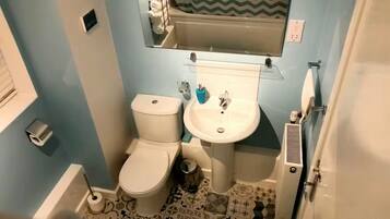 Un bagno con il water, un lavandino e una doccia.