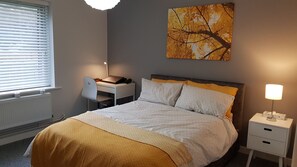 2 slaapkamers, een strijkplank/strijkijzer, reisbedje, gratis wifi