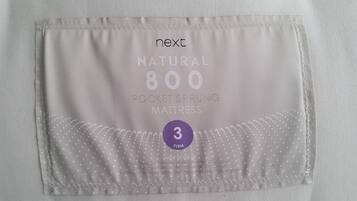 Bañera con ducha, secador de pelo, toallas, jabón