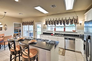 Fridge, microwave, stovetop, dishwasher