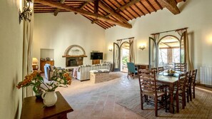 Smart TV, fireplace, DVD player