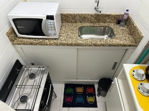 Apartment | Private kitchen | Microwave, oven, cookware/dishes/utensils - Rio Habitat - Nsa Sra Apartaments (Rio de Janeiro)