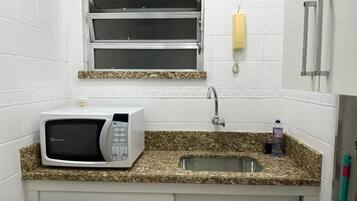 Apartment | Private kitchen | Microwave, oven, cookware/dishes/utensils