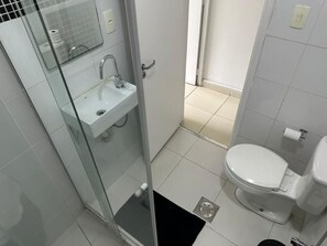 Apartment | Bathroom | Shower, towels - Rio Habitat - Nsa Sra Apartaments (Rio de Janeiro)