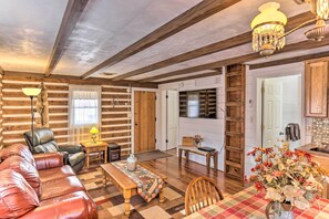 TV, books - 'Maltese Ranch Cabin' Near Medora Attractions! (Medora)