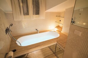 Haartrockner, Handtücher, Seife, Shampoo