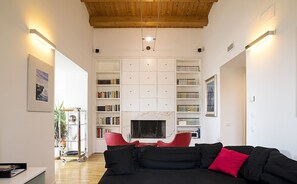LED TV, fireplace, books, stereo - La Finestra Sulmò, panoramic apartment in Sulmona overlooking the historic center (Sulmona)