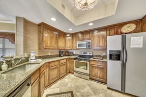 Stovetop, dishwasher, cookware/dishes/utensils - Hampton Place 6406 (Hilton Head Island)