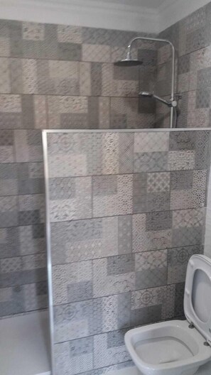 Douche, sèche-cheveux, serviettes fournies