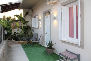 Outdoor dining - ALL SEASONS SMALL HOUSE  (Nea Tiryns)