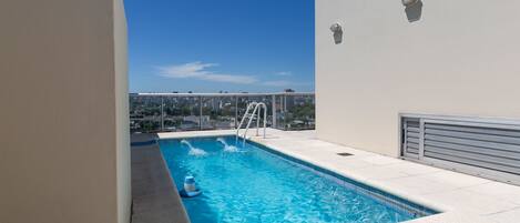 Kolam renang outdoor musiman