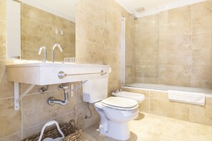 Superior-Apartment, 1 Queen-Bett, Nichtraucher | Badezimmer | Duschwanne, Bidet, Handtücher
