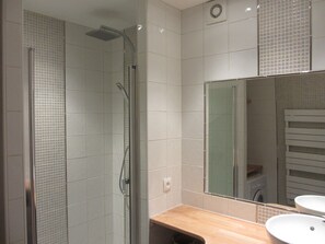 Douche, sèche-cheveux, serviettes fournies, savon