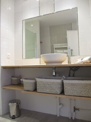 Dusche, Haartrockner, Handtücher, Seife