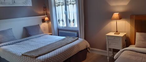 1 slaapkamer, een strijkplank/strijkijzer, reisbedje, gratis wifi