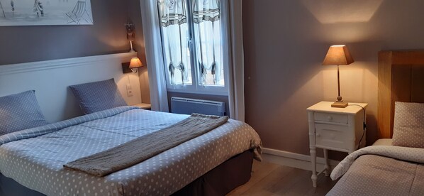 1 slaapkamer, een strijkplank/strijkijzer, reisbedje, gratis wifi