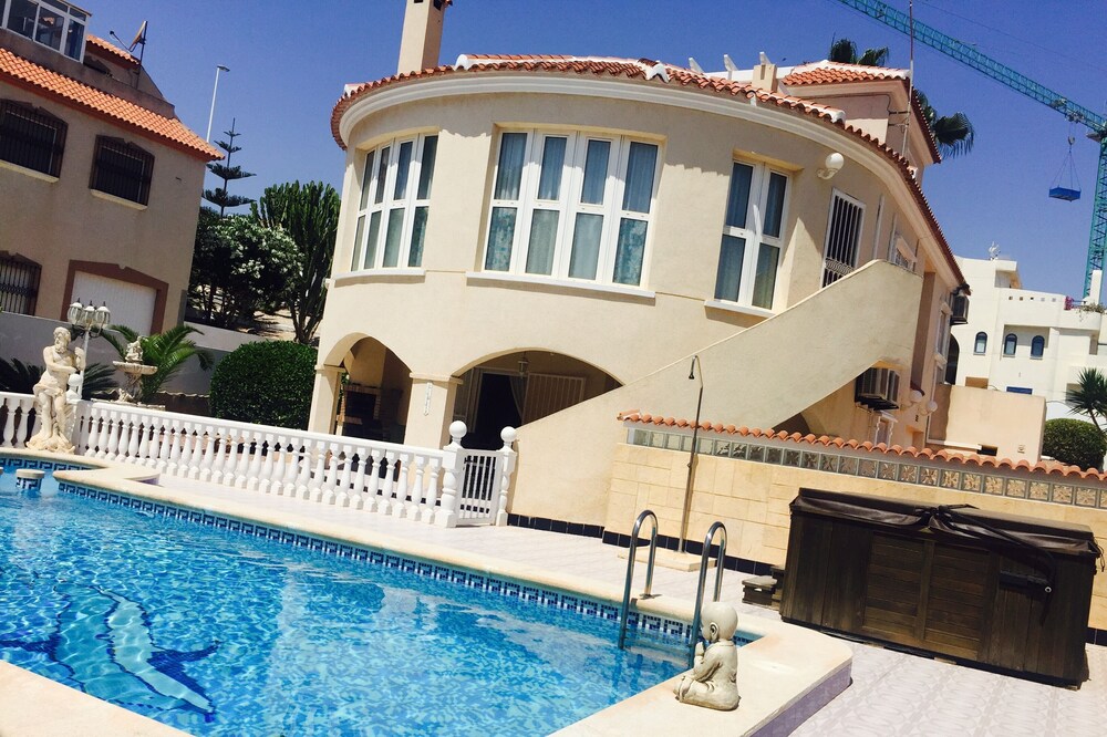 Luxury Villa (Private pool & Hot tub)
