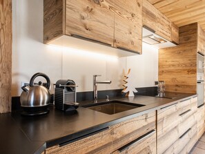 Kjøleskap, mikrobølgeovn og oppvaskmaskin