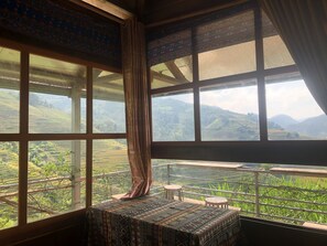 Dusj, dusjhode med hydromassaje, designertoalettartikler og tøfler