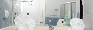 Huis, 1 queensize bed, roken | Badkamer | Een douche, gratis toiletartikelen, handdoeken