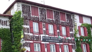 A building with a sign reading "HOTEL EUZKADI A DARRAIDOU".