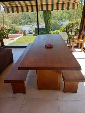 Outdoor dining - Apartment in luxury villa with swimming pool and pleasant garden near Biarritz (Saint-Pierre-D'irube)