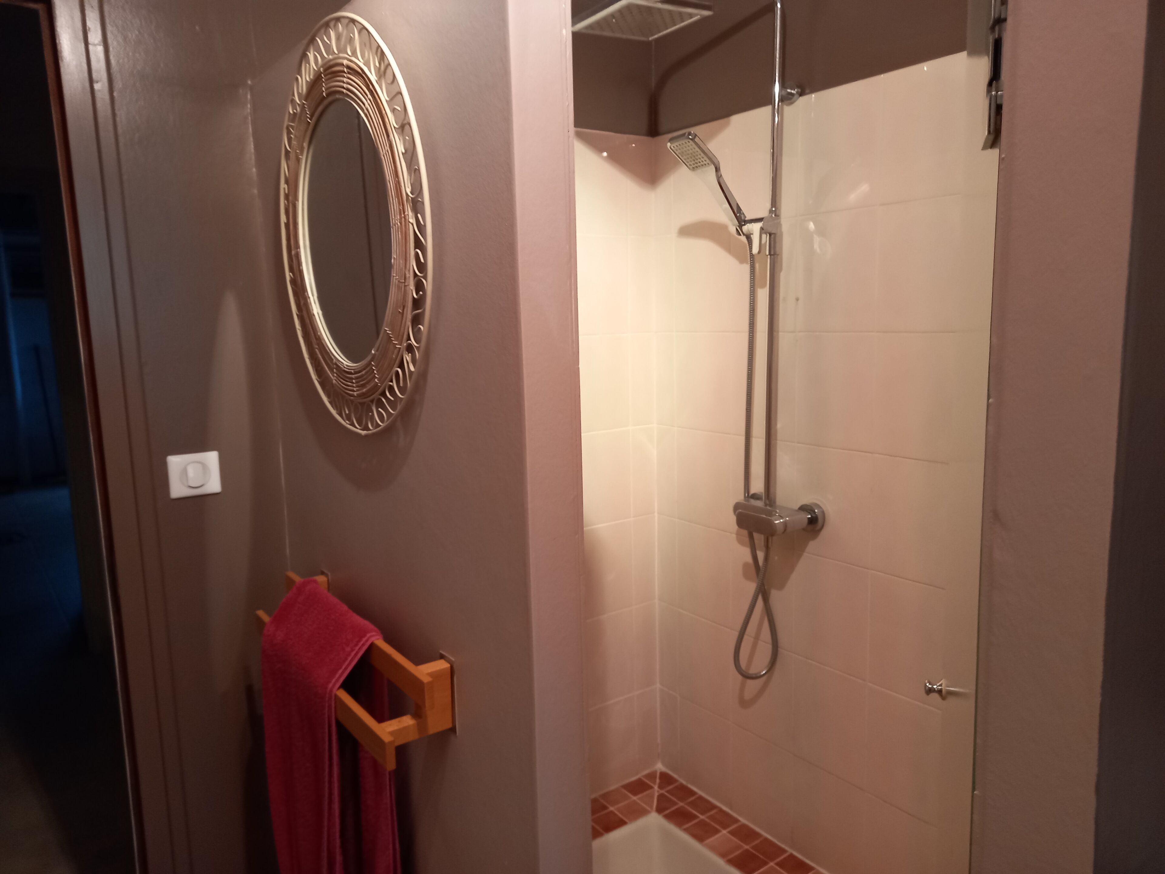 Douche, sèche-cheveux, serviettes fournies, savon
