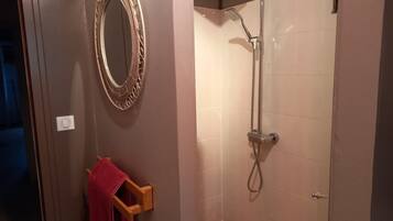 Douche, sèche-cheveux, serviettes fournies, savon