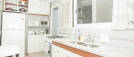 Departamento estándar, varias camas, para no fumadores | Cocina privada | Refrigerador, microondas, parrilla de estufa y utensilios de cocina