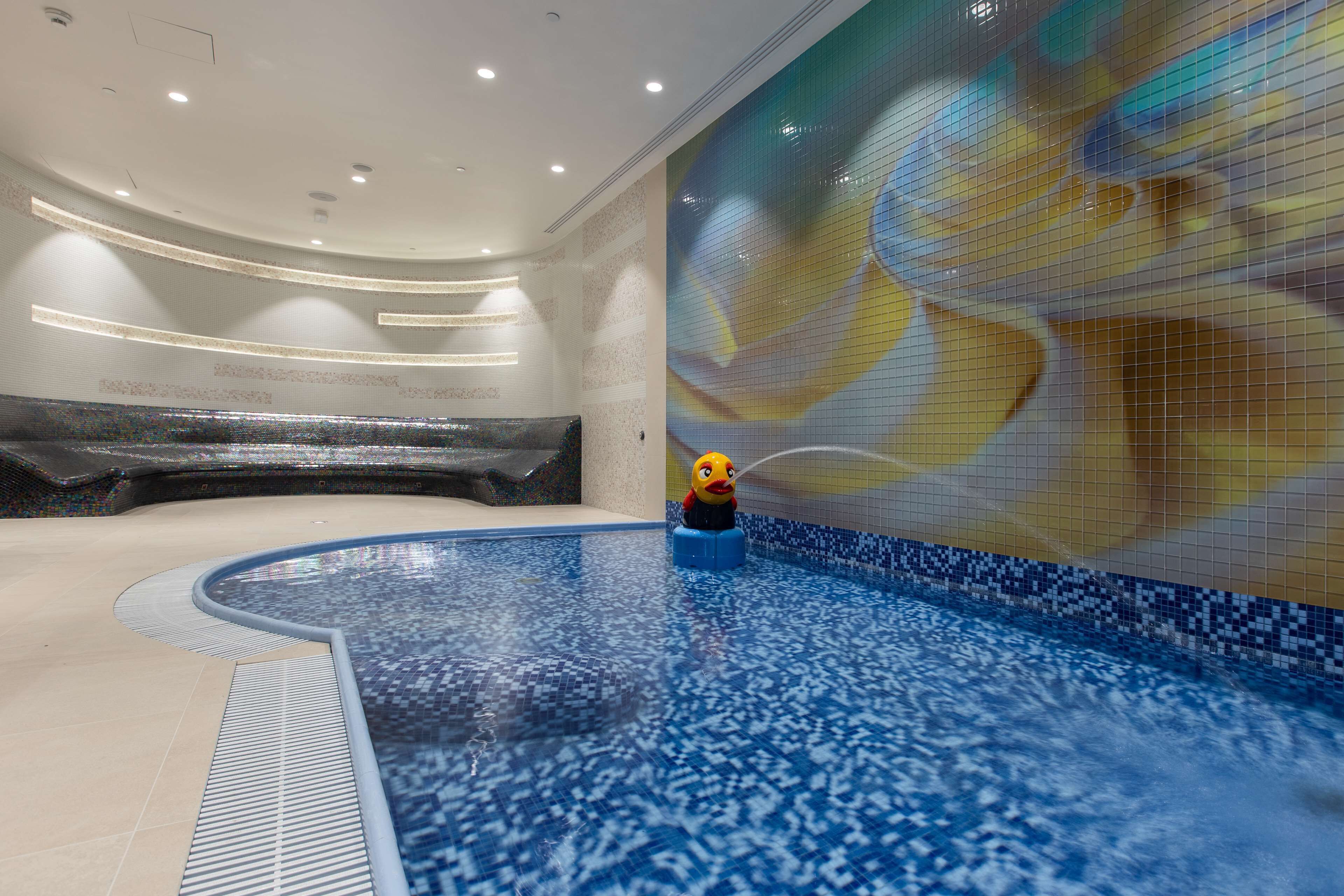 Innendørsbasseng og solsenger