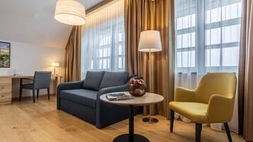 Junior Suite | Minibar, in-room safe, desk, iron/ironing board