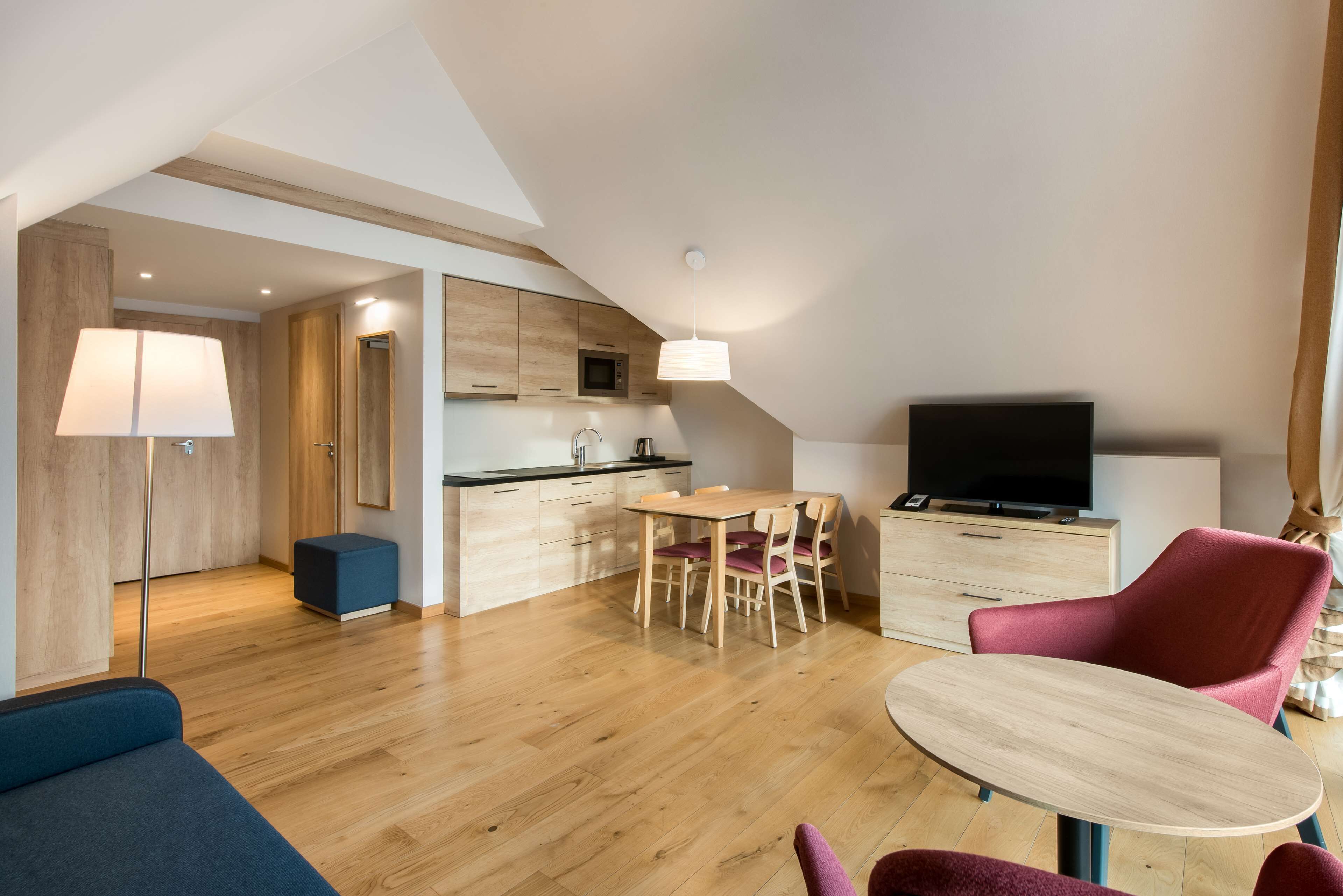 Een modern appartement met keuken, eethoek en woonkamer.