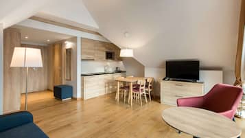 Een modern appartement met keuken, eethoek en woonkamer.