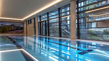 Indoor pool, sun loungers