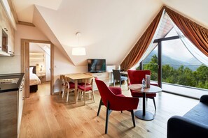 Minibar, coffres-forts dans les chambres, bureau