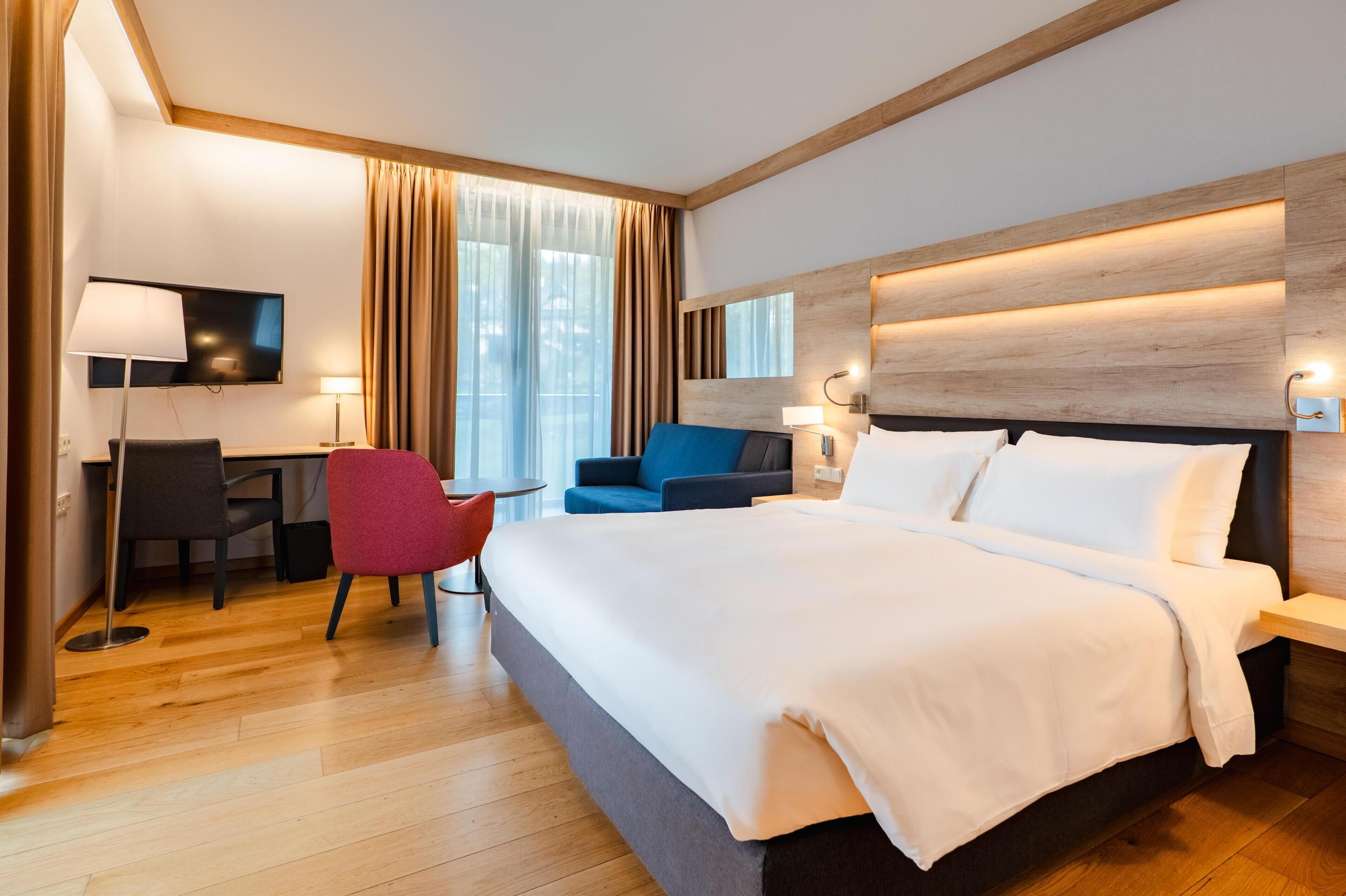 Minibar, in-room safe, desk, iron/ironing board